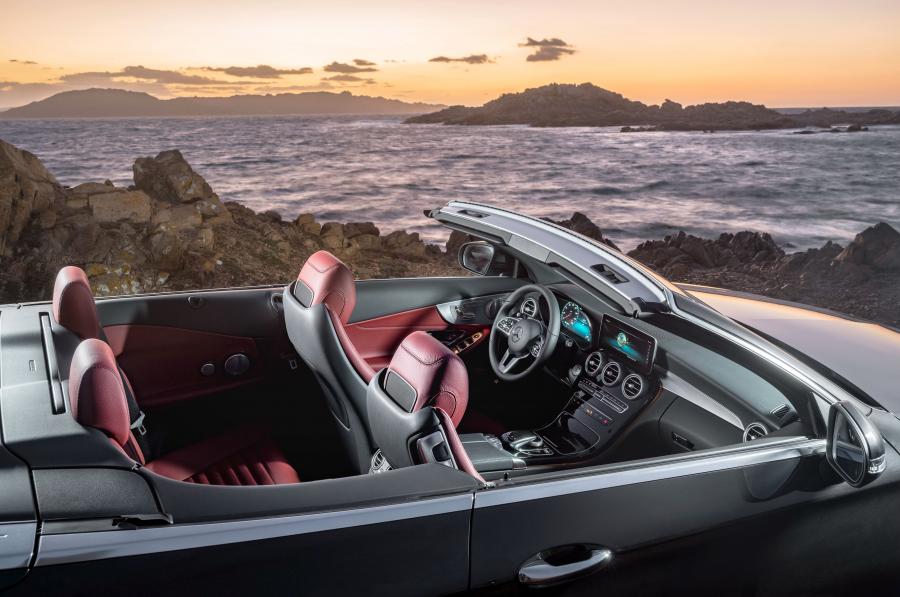 Интерьер Mercedes-Benz C300 Avantgarde Cabriolet (A205) 2018 года  (WW) (фото 5 из 30)